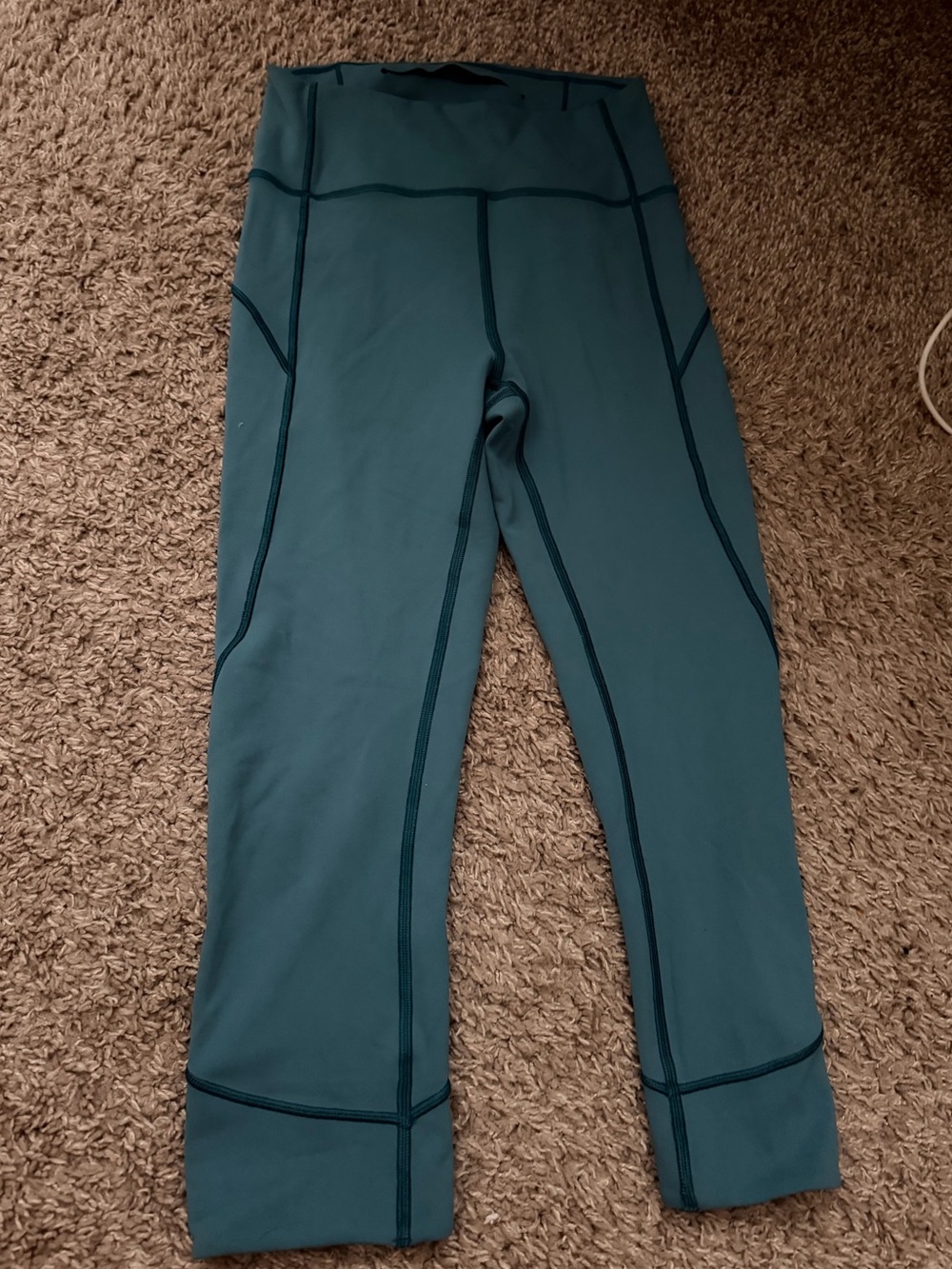Lululemon In Movement Crop 19" leggings in the color Pacific Teal.